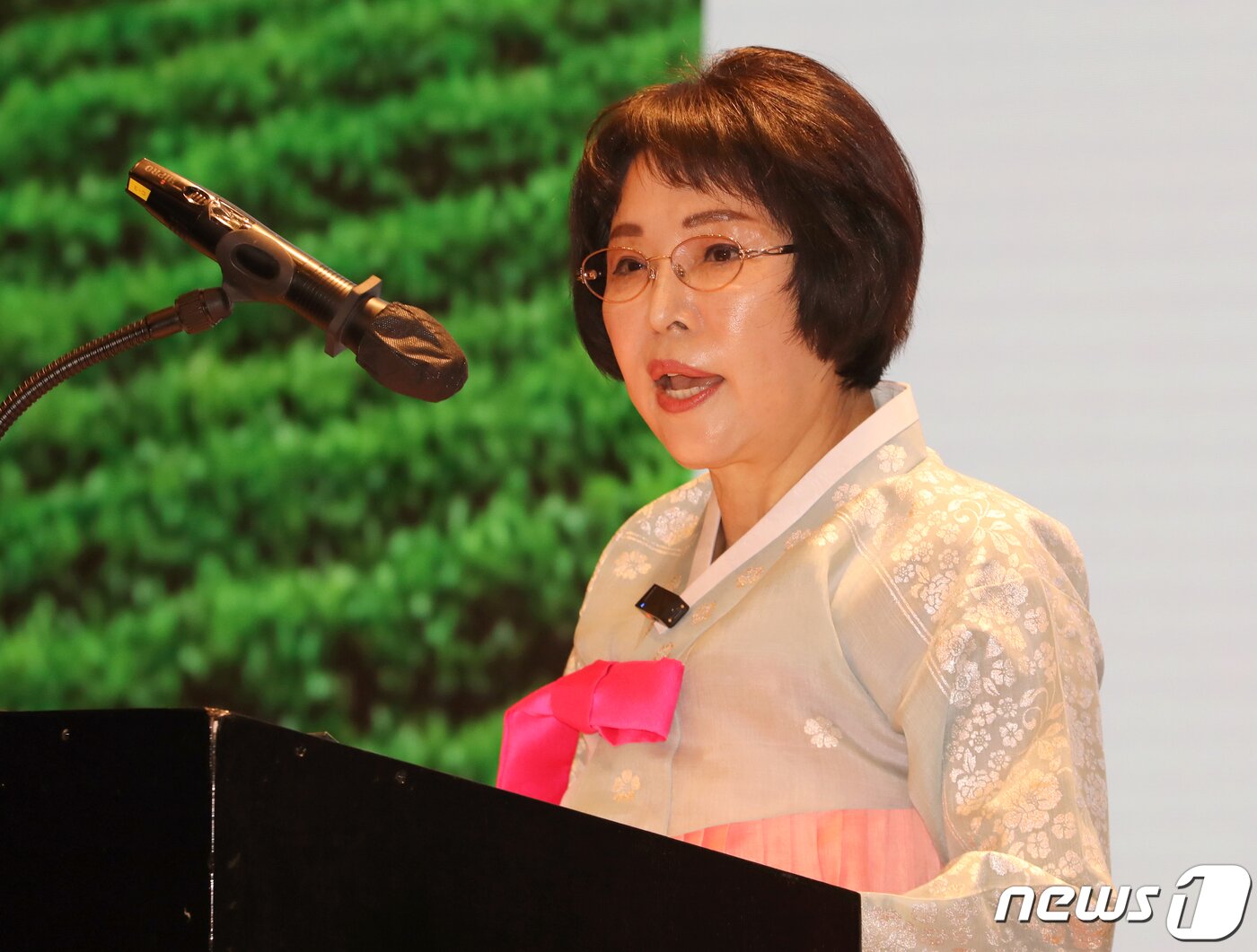 본문 이미지 - 최소연 ㈔한국차문화협회 이사장이 19일 경기도 화성시 라비돌리조트에서 열린 인성차문화예절지도사 하계 연수회에서 인사말을 하고 있다. 한국차문화협회는 매년 3·9월 1년 과정인 한국차문화대학원(전문사범)과 2년 과정인 인성차문화예절지도사(지도사범)과정을 진행하고 있으며, 매년 200여 명의 인성차문화예절지도사를 배출하고 있다. 2023.8.19/뉴스1 ⓒ News1 정진욱 기자
