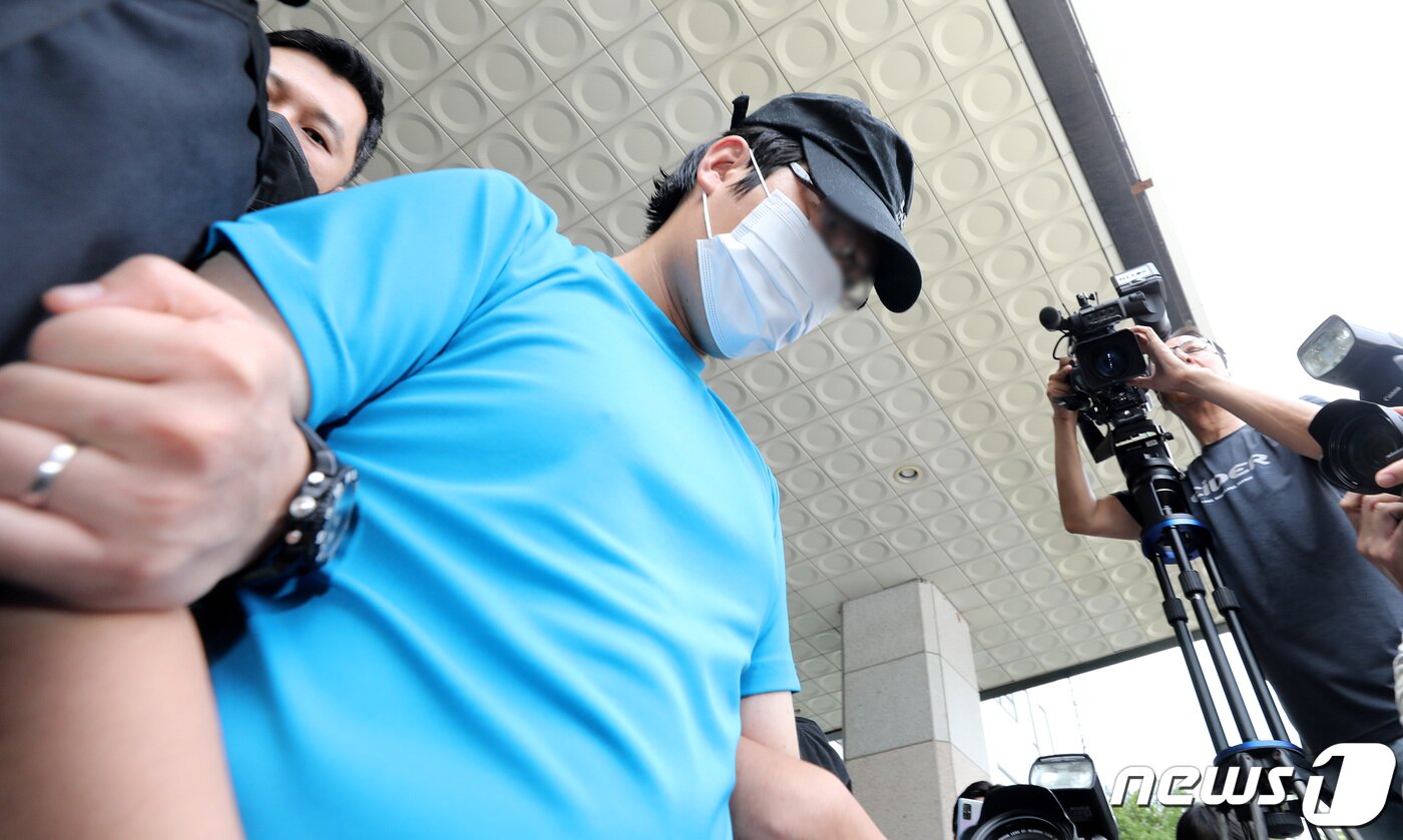 본문 이미지 - 한낮에 서울 관악구 신림동 공원 인근 등산로에서 여성을 무차별적으로 폭행하고 성폭행한 혐의를 받는 30대 최모씨가 19일 오후 영장실질심사를 받기 위해 서울 관악경찰서를 나서고 있다. 2023.8.19/뉴스1 ⓒ News1 박지혜 기자