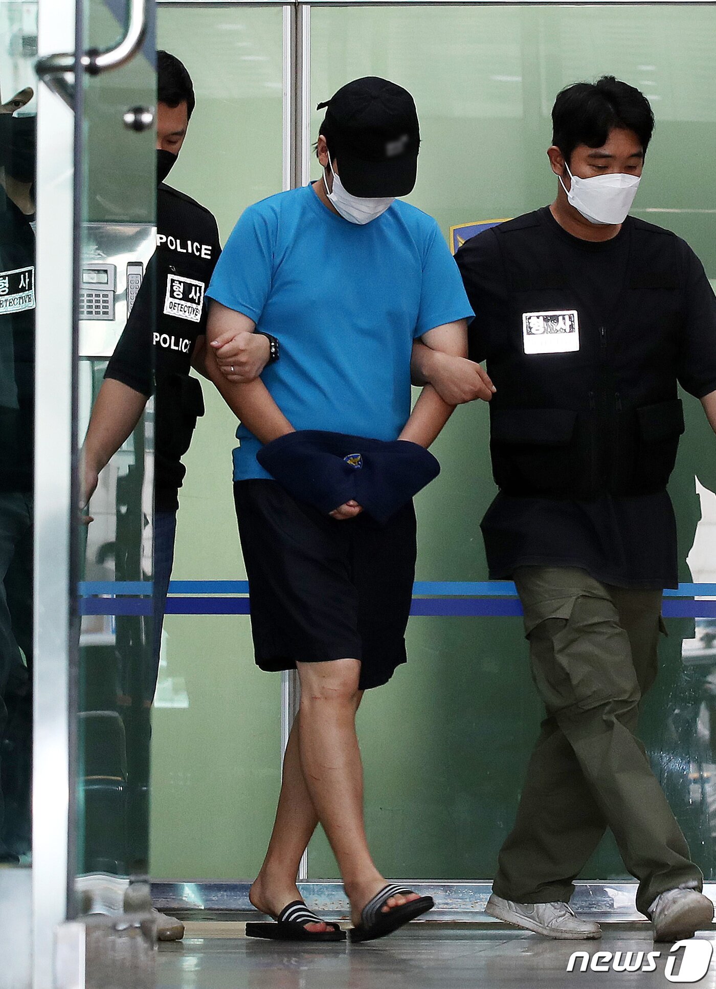 본문 이미지 - 한낮에 서울 관악구 신림동 공원 인근 등산로에서 여성을 무차별적으로 폭행하고 성폭행한 혐의를 받는 30대 최모씨가 19일 오후 영장실질심사를 받기 위해 서울 관악경찰서를 나서고 있다. 2023.8.19/뉴스1 ⓒ News1 박지혜 기자