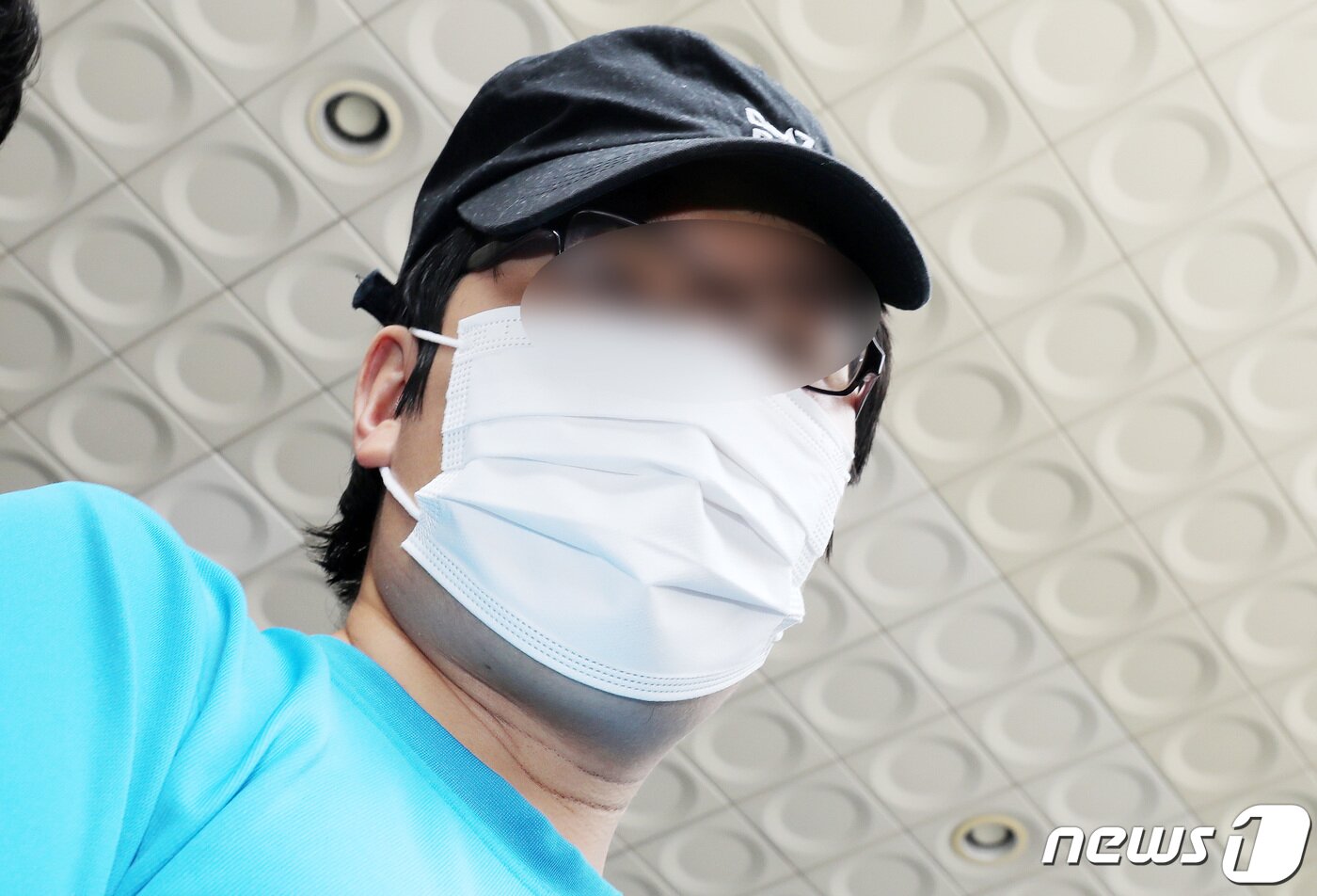 본문 이미지 - 한낮에 서울 관악구 신림동 공원 인근 등산로에서 여성을 무차별적으로 폭행하고 성폭행한 혐의를 받는 30대 최모씨가 19일 오후 영장실질심사를 받기 위해 서울 관악경찰서를 나서고 있다. 2023.8.19/뉴스1 ⓒ News1 박지혜 기자