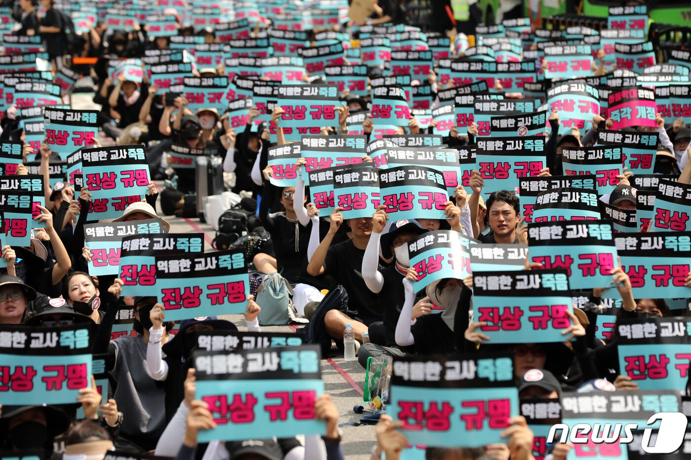 본문 이미지 - 19일 오후 서울 여의도 국회 앞에서 열린 '무법지대에서 교육안전지대로' 국회 입법 촉구 추모 집회에 참가한 전국 교사들이 교사의 억울한 죽음 진상 규명, 아동학대관련법 9월4일까지 개정, 실효적인 민원처리 시스템 마련 등을 촉구하고 있다. 2023.8.19/뉴스1 ⓒ News1 이승배 기자
