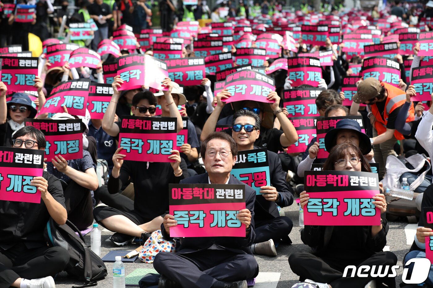 본문 이미지 - 조희연 서울시 교육감이 19일 오후 서울 여의도 국회 앞에서 열린 '무법지대에서 교육안전지대로' 국회 입법 촉구 추모 집회에 참석하고 있다. 이날 집회에 참석한 교사들은 교사의 억울한 죽음 진상 규명, 아동학대관련법 9월4일까지 개정, 실효적인 민원처리 시스템 마련 등을 촉구했다. 2023.8.19/뉴스1 ⓒ News1 이승배 기자