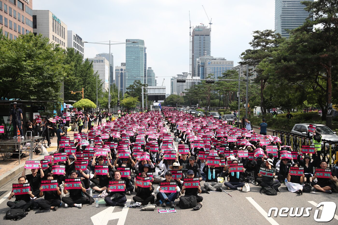 본문 이미지 - 19일 오후 서울 여의도 국회 앞에서 열린 '무법지대에서 교육안전지대로' 국회 입법 촉구 추모 집회에 참가한 전국 교사들이 교사의 억울한 죽음 진상 규명, 아동학대관련법 9월4일까지 개정, 실효적인 민원처리 시스템 마련 등을 촉구하고 있다. 2023.8.19/뉴스1 ⓒ News1 이승배 기자