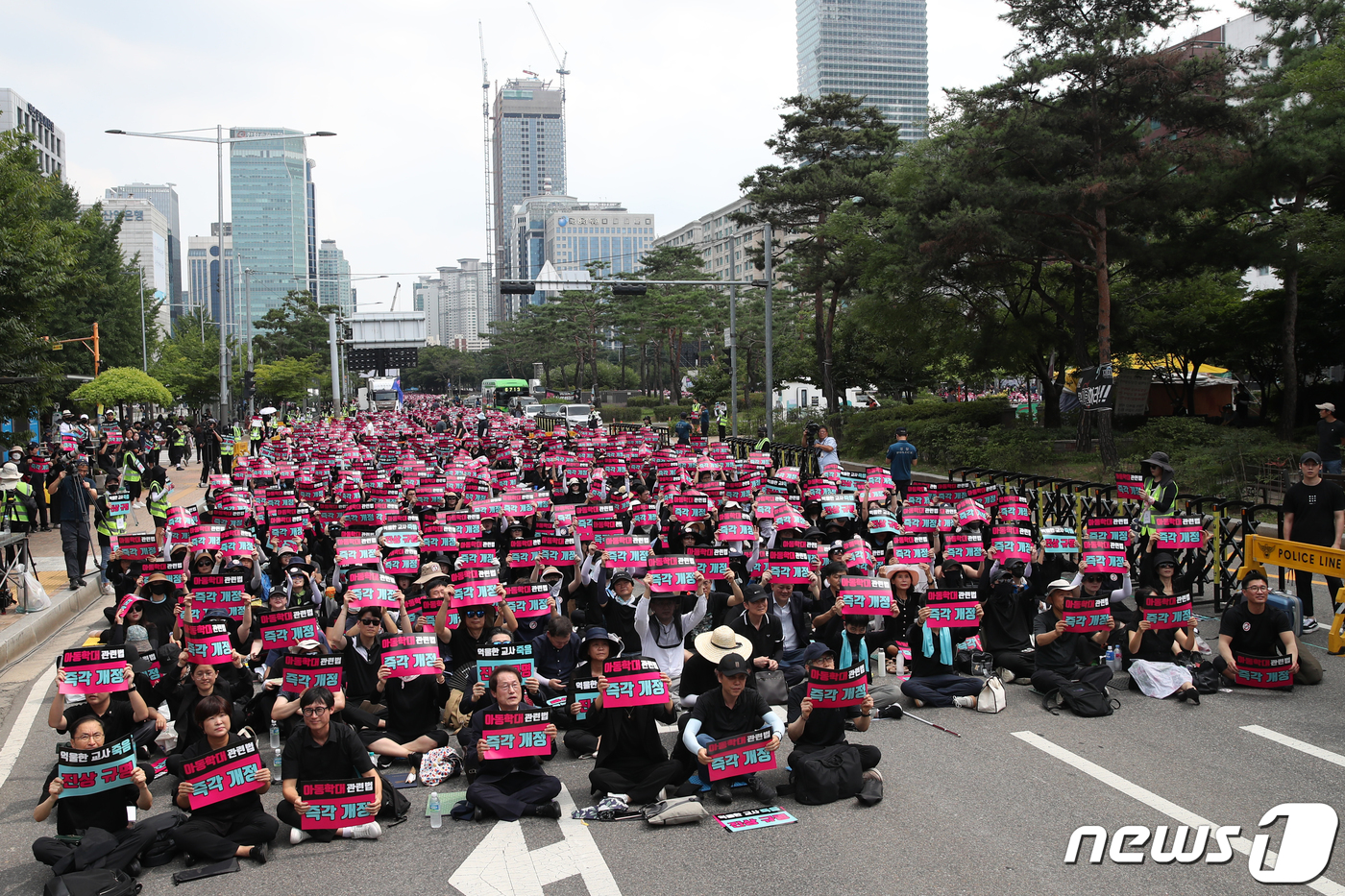 (서울=뉴스1) 이승배 기자 = 19일 오후 서울 여의도 국회 앞에서 열린 '무법지대에서 교육안전지대로' 국회 입법 촉구 추모 집회에 참가한 전국 교사들이 교사의 억울한 죽음 진상 …