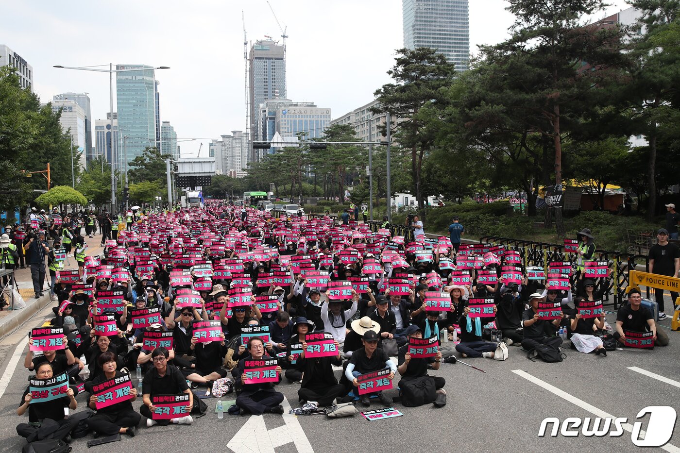 본문 이미지 - 19일 오후 서울 여의도 국회 앞에서 열린 '무법지대에서 교육안전지대로' 국회 입법 촉구 추모 집회에 참가한 전국 교사들이 교사의 억울한 죽음 진상 규명, 아동학대관련법 9월4일까지 개정, 실효적인 민원처리 시스템 마련 등을 촉구하고 있다. 2023.8.19/뉴스1 ⓒ News1 이승배 기자