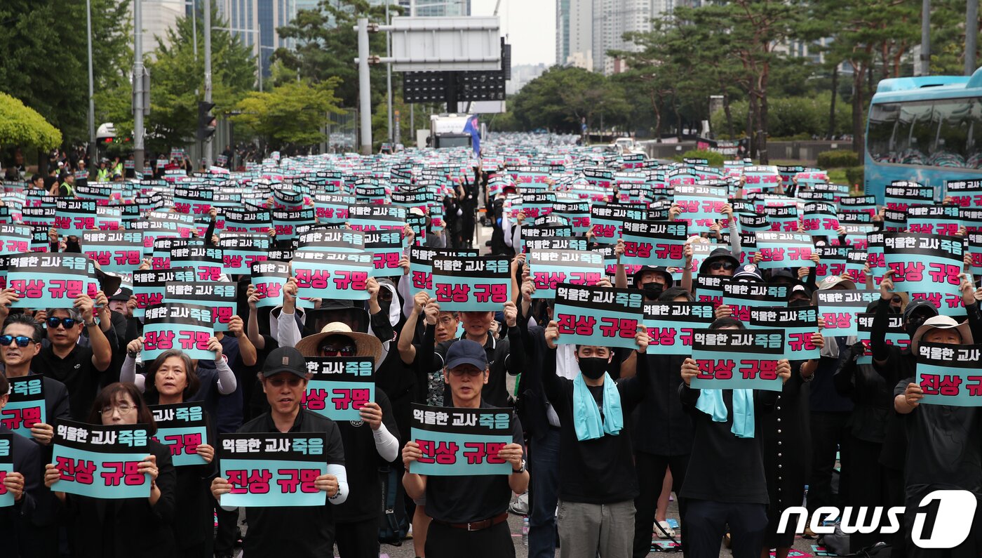 본문 이미지 - 19일 오후 서울 여의도 국회 앞에서 열린 '무법지대에서 교육안전지대로' 국회 입법 촉구 추모 집회에 참가한 전국 교사들이 교사의 억울한 죽음 진상 규명, 아동학대관련법 9월4일까지 개정, 실효적인 민원처리 시스템 마련 등을 촉구하고 있다. 2023.8.19/뉴스1 ⓒ News1 이승배 기자