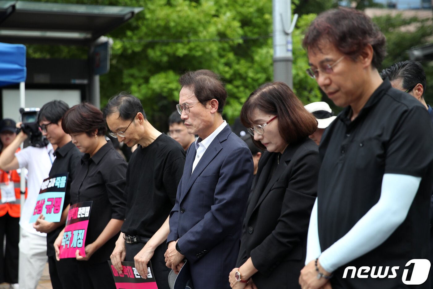본문 이미지 - 조희연 서울시 교육감이 19일 오후 서울 여의도 국회 앞에서 열린 '무법지대에서 교육안전지대로' 국회 입법 촉구 추모 집회에 참석해 묵념하고 있다. 이날 집회에 참석한 교사들은 교사의 억울한 죽음 진상 규명, 아동학대관련법 9월4일까지 개정, 실효적인 민원처리 시스템 마련 등을 촉구했다. 2023.8.19/뉴스1 ⓒ News1 이승배 기자