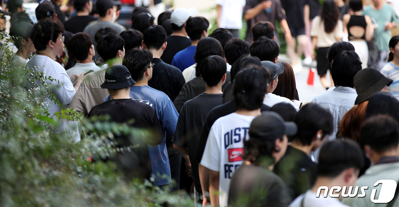 (서울=뉴스1) 박지혜 기자 = 국내 첫 슈프림 매장 오픈날인 19일 서울 강남구 '슈프림 도산(Supreme 도산)' 앞에서 온라인 사전 예약에 성공한 시민들이 매장에 들어가기 …