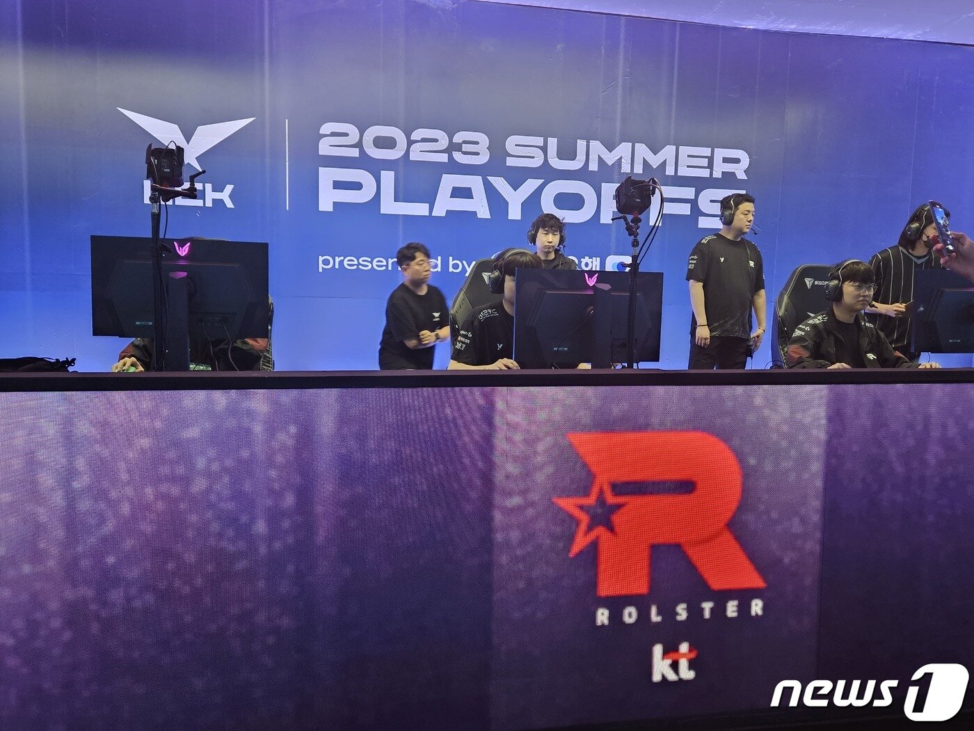 본문 이미지 - KT롤스터 선수들이 경기 시작 전 몸을 푸는 모습./뉴스1 ⓒ News1 박소은 기자