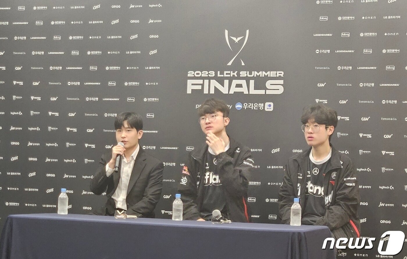 본문 이미지 - 경기 종료 후 이어진 승자 인터뷰에서 대답 중인 T1 선수·감독(대행)의 모습. 좌측부터 임재현 T1 감독대행, 페이커(이상혁), 제우스(최우제)./뉴스1 ⓒ News1 박소은 기자