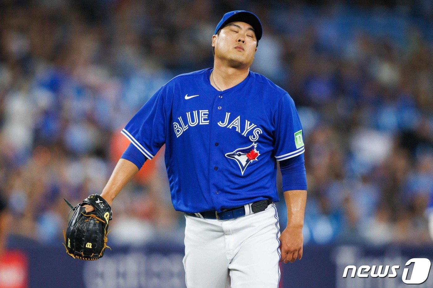 본문 이미지 - 류현진이 1일(현지시간) 캐나다 온타리오주 토론토 로저스 센터에서 열린 왼쪽 팔꿈치 수술 후 426일 만의 복귀전인 볼티모어 오리올스와 경기서 5이닝 4실점 부진에 아쉬워 하고 있다. 2023.8.2 ⓒ AFP=뉴스1 ⓒ News1 우동명 기자