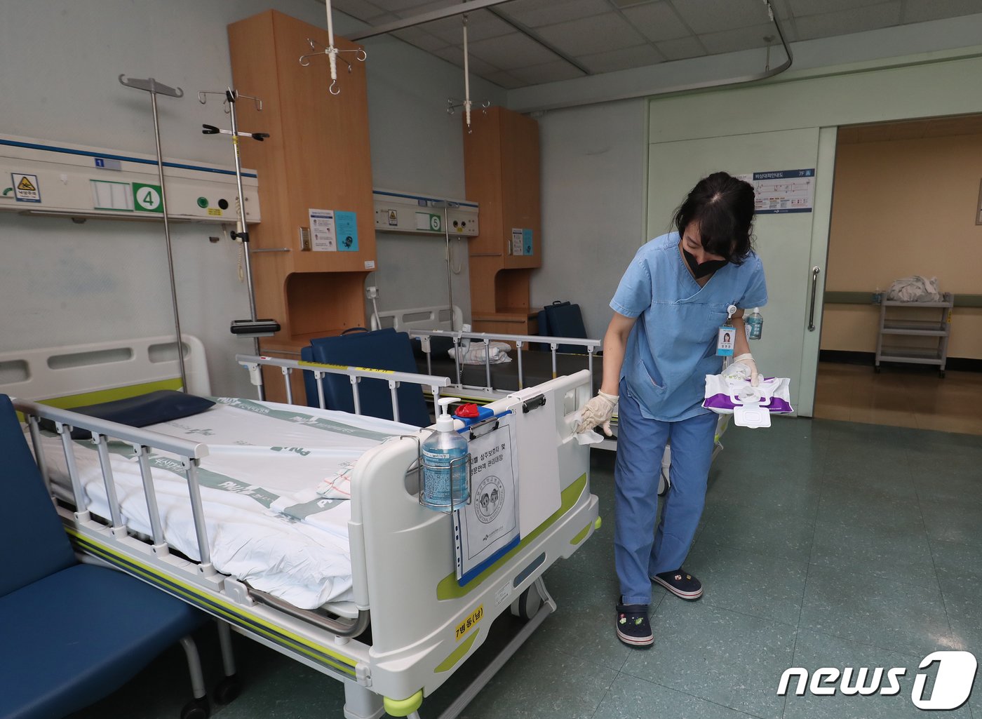 본문 이미지 - 2일 오전 부산 서구 부산대병원 간호사가 일반병동 병실을 정리하고 있다. (사진은 기사 내용과 무관함) / 뉴스1 ⓒ News12023.8.2/뉴스1 ⓒ News1 윤일지 기자