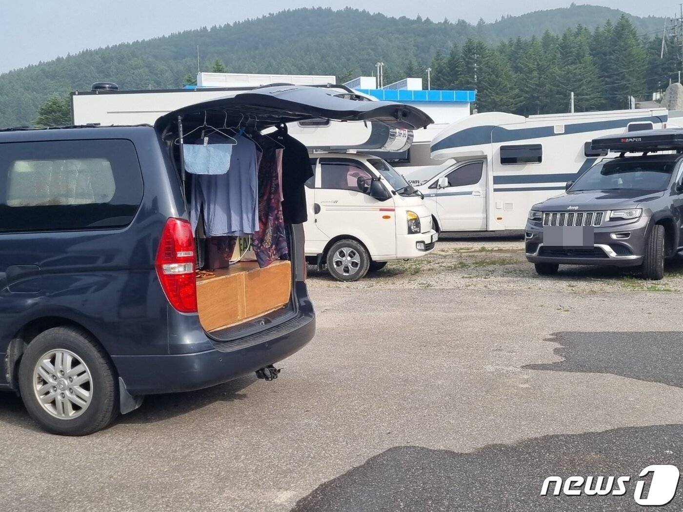 본문 이미지 - 2일 오전 옛 영동고속도로 하행선 대관령마을 휴게소 인근 공터에 세워진 승합차량에 빨래가 널려 있다. 2023.8.2/뉴스1 윤왕근 기자