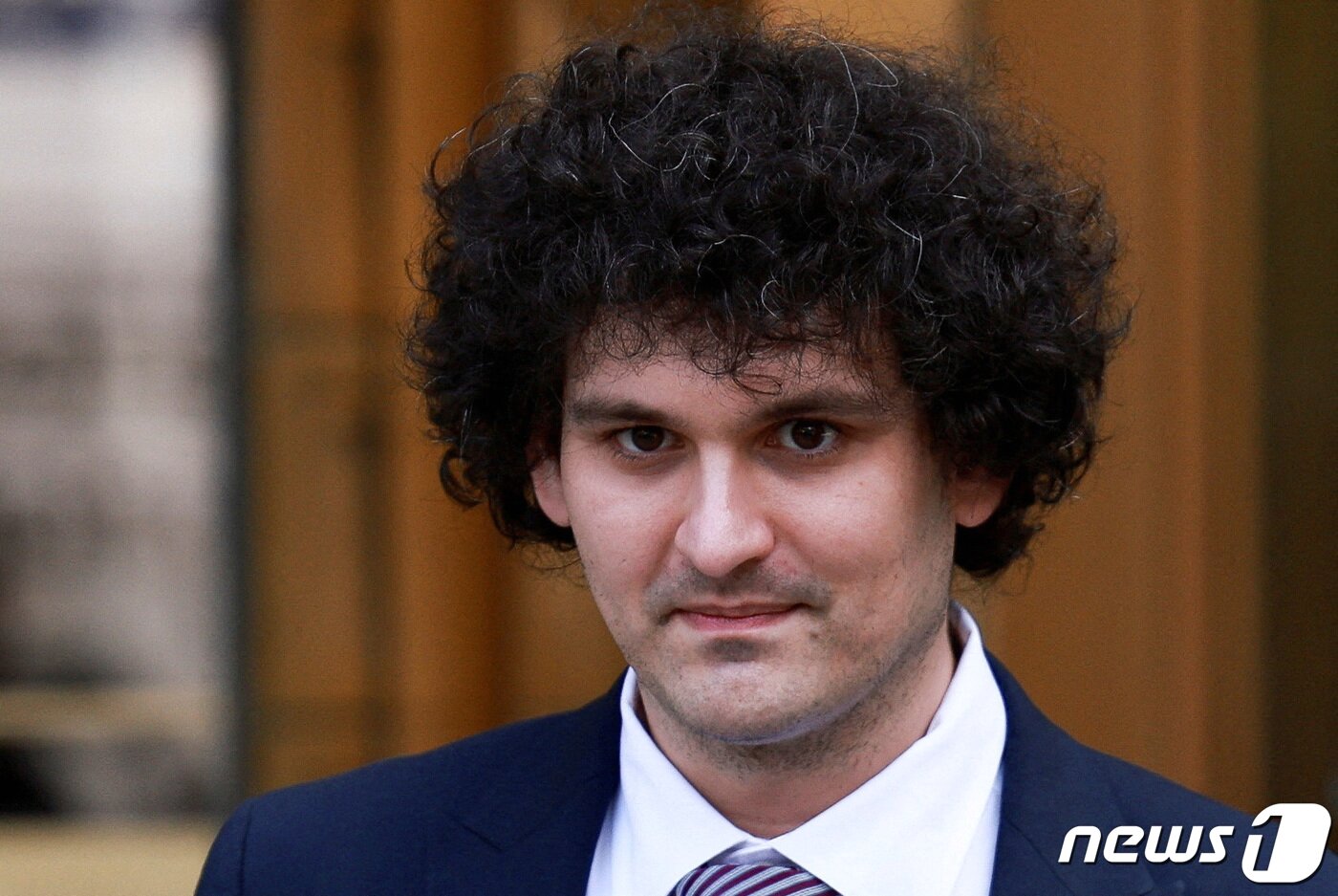 본문 이미지 - 암호화폐 거래소 FTX 창업자 샘 뱅크먼 프리드가 미국 뉴욕 법원 청사를 나서고 있다. 2023.07.26/ ⓒ 로이터=뉴스1 ⓒ News1 임윤지 기자