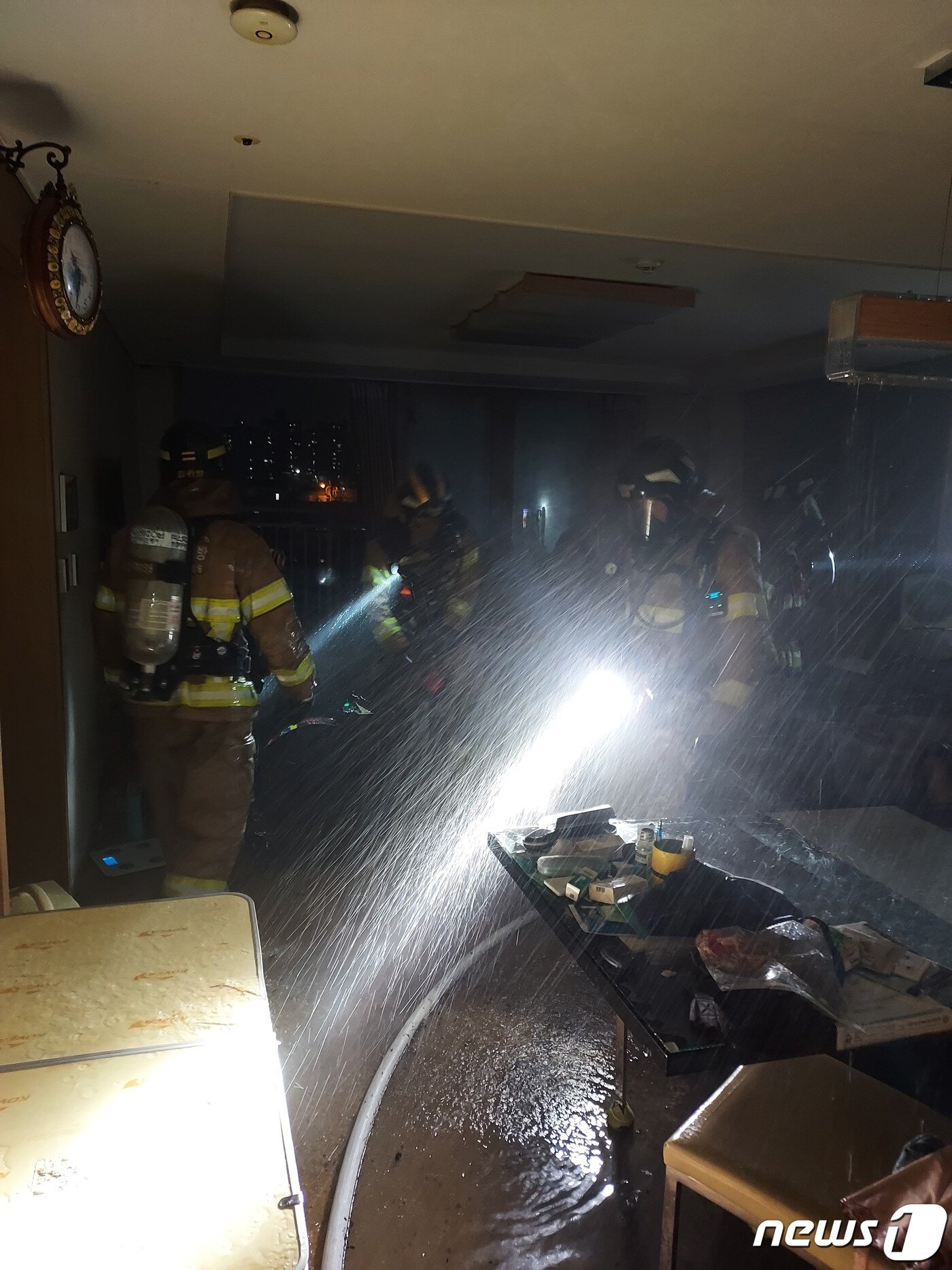 본문 이미지 - 화재 현장 모습.(경기도소방재난본부 제공)