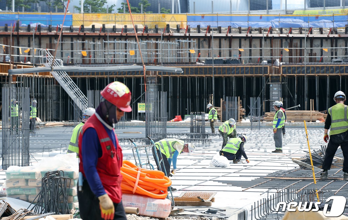 본문 이미지 - 근로자들이 뙤약볕 아래서 공사를 진행하고 있다. (사진은 기사 내용과 무관함) 2023.8.2/뉴스1 ⓒ News1 박정호 기자
