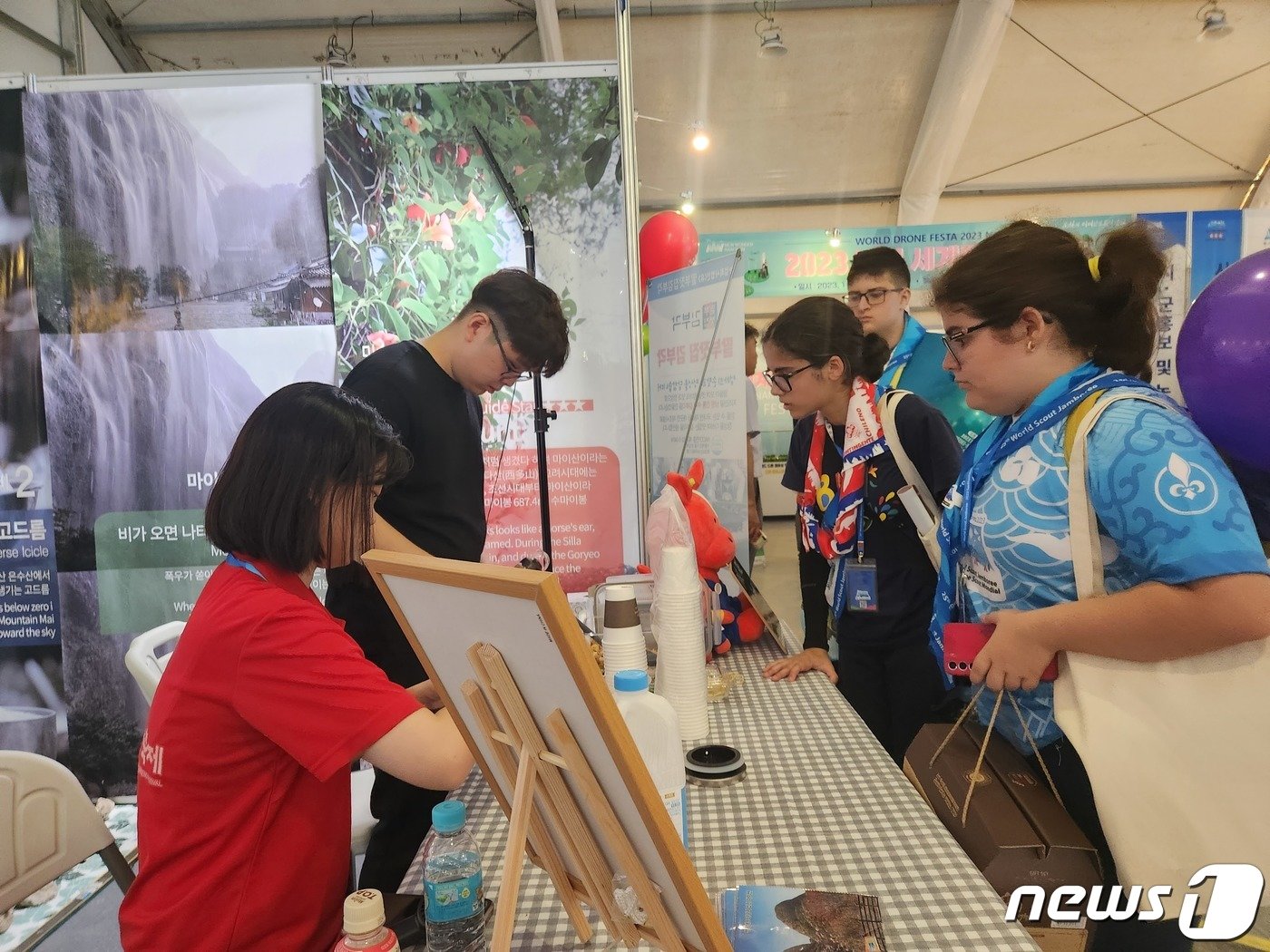 2일 세계스카우트잼버리에 참여한 외국 대원들이 전북 진안군이 홍보관에서 새싹 인삼으로 요거트를 만드는 체험을 하고 있다.&#40;진안군제공&#41;2023.8.2/뉴스1 ⓒ News1 김동규 기자