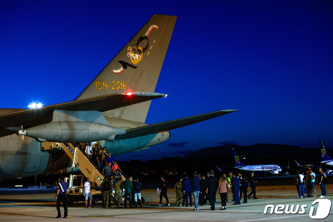 본문 이미지 - 2일(현지시간) 니제르에 머물던 이탈리아 국민들이 대피해 이탈리아 로마 인근 시암피노 공항에 도착하고 있다. 지난 7월 26일 서아프리카 니제르의 수도 니아메에서 니제르 쿠데타를 주도한 군부 세력이 권력을 장악했다. 2023.08.02/ ⓒ 로이터=뉴스1 ⓒ News1 임윤지 기자
