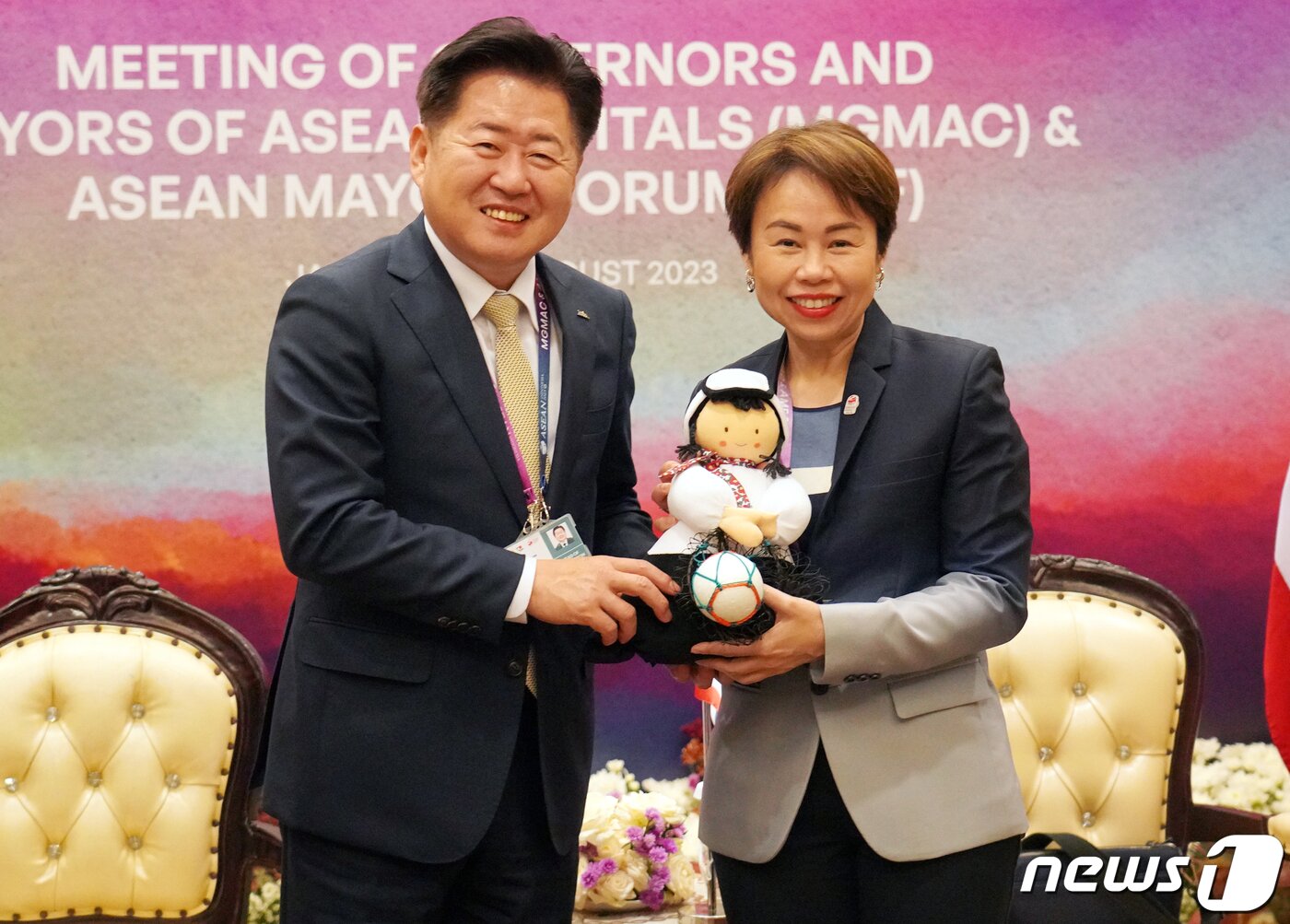 본문 이미지 -  오영훈 제주지사(왼쪽)가 지난 1일 인도네시아 자카르타에서 열린 '2023 아세안시장포럼(AMF)' 행사장에서 타비다 까몰욋 방콕 부시장과 인사를 나누고 제주해녀 인형을 전달하고 있다.(제주도청 제공)/뉴스1