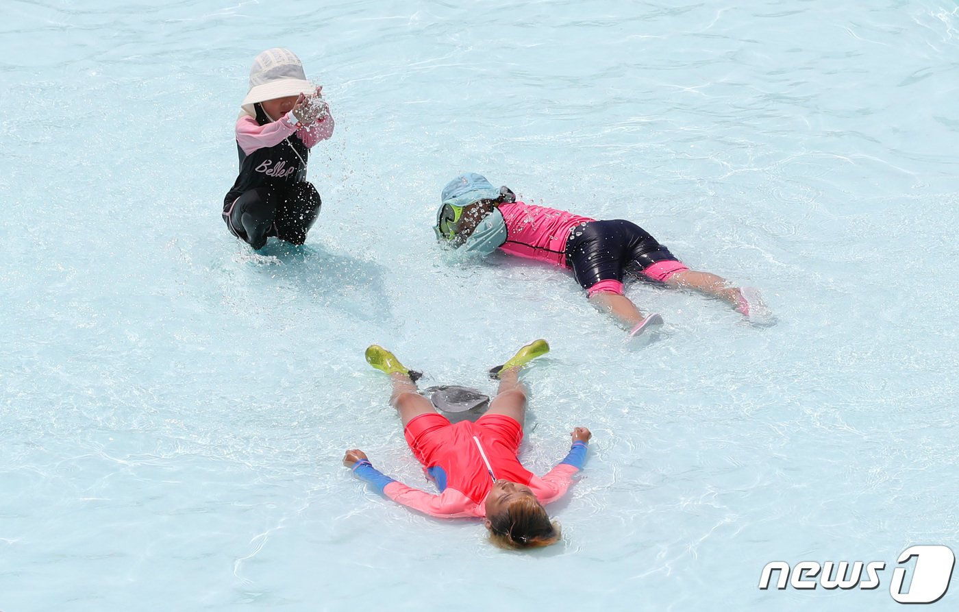 본문 이미지 - 전국에 폭염특보가 이어지는 가운데 2일 오후 경기 시흥시 배곧한울공원 해수풀장을 찾은 아이들이 물놀이를 하며 더위를 식히고 있다. 2023.8.2/뉴스1 ⓒ News1 구윤성 기자