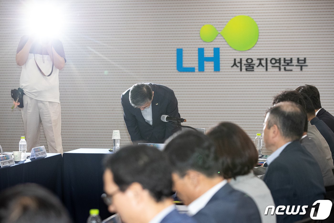 이한준 한국토지주택공사&#40;LH&#41; 사장이 2일 서울 강남구 LH 서울지역본부에서 열린 건설카르텔과 부실시공 근절을 위한 LH 책임관계자 긴급대책회의에 앞서 고개 숙여 사과하고 있다. 2023.8.2/뉴스1 ⓒ News1 유승관 기자