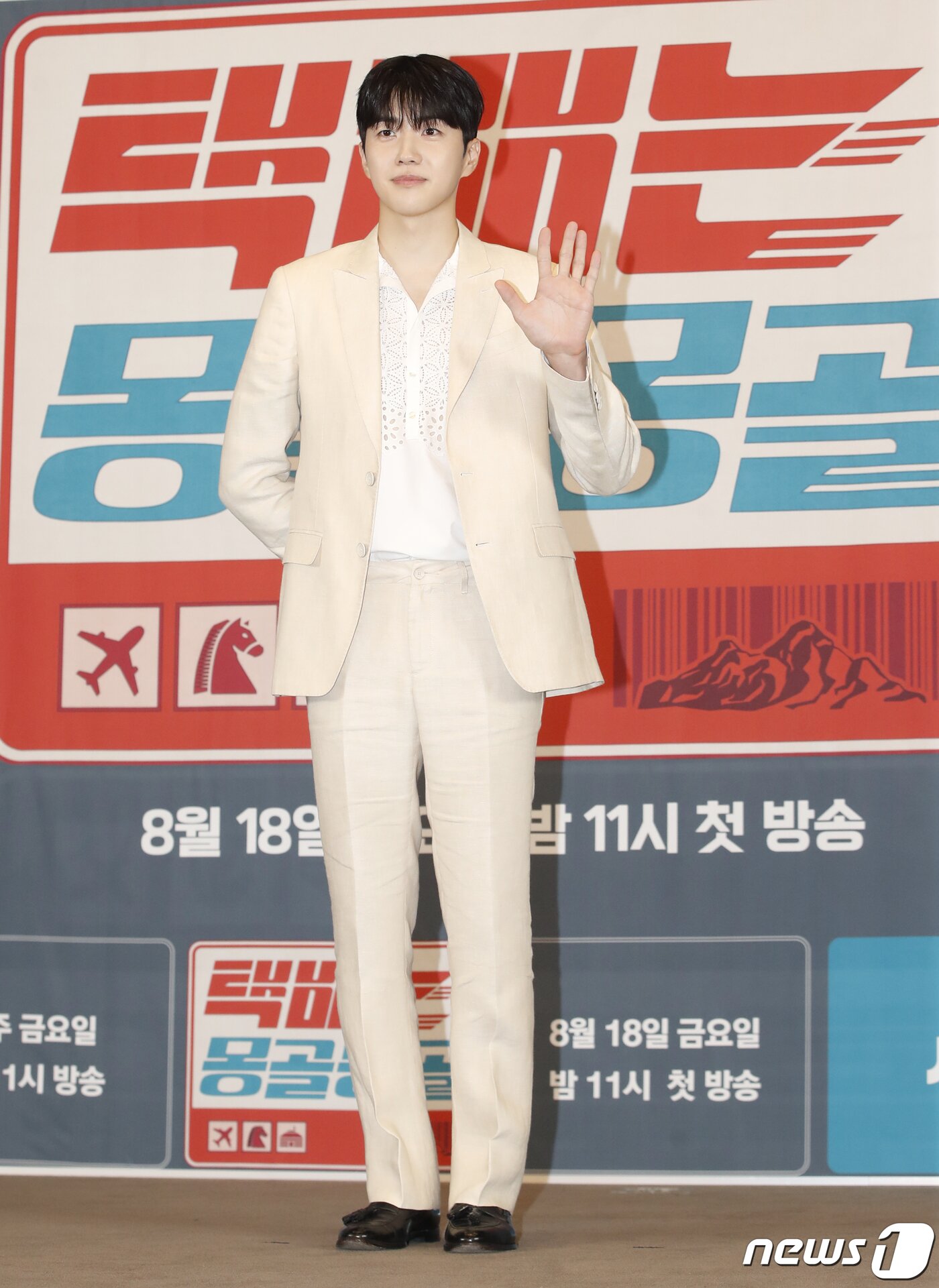 본문 이미지 - 배우 강훈이 2일 서울 서초구 더리버사이드호텔에서 열린 JTBC 새 예능 '택배는 몽골몽골' 제작발표회에서 포즈를 취하고 있다. ‘택배는 몽골몽골’은 용띠 절친 김종국, 장혁, 차태현, 홍경민, 홍경인과 열다섯 살 차이 나는 막내 강훈이 택배 배송을 위해 떠난 몽골에서 고군분투하는 케미 폭발 여행기다. 2023.8.2/뉴스1 ⓒ News1 권현진 기자