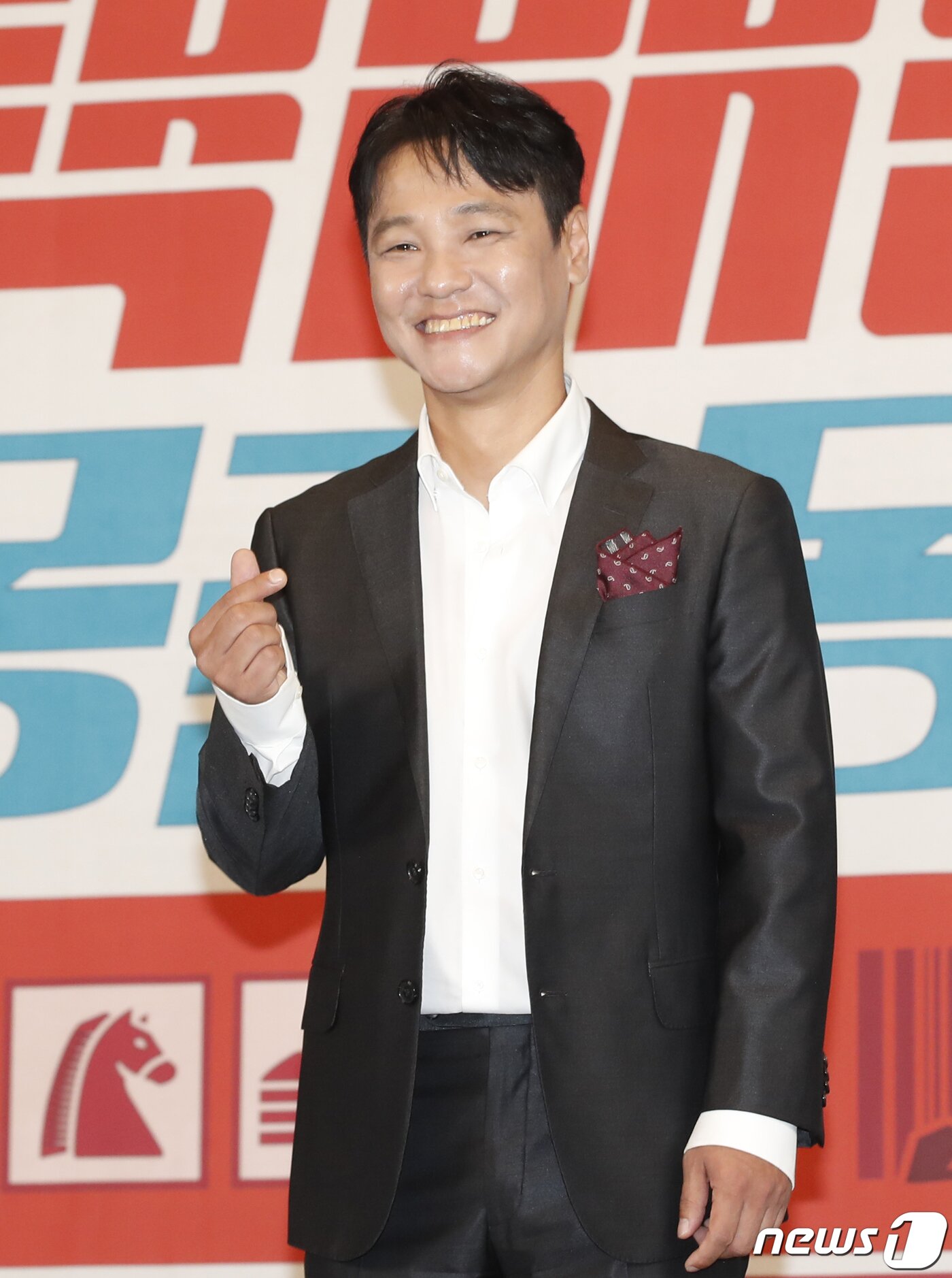 본문 이미지 - 배우 홍경인이 2일 서울 서초구 더리버사이드호텔에서 열린 JTBC 새 예능 '택배는 몽골몽골' 제작발표회에서 포즈를 취하고 있다. ‘택배는 몽골몽골’은 용띠 절친 김종국, 장혁, 차태현, 홍경민, 홍경인과 열다섯 살 차이 나는 막내 강훈이 택배 배송을 위해 떠난 몽골에서 고군분투하는 케미 폭발 여행기다. 2023.8.2/뉴스1 ⓒ News1 권현진 기자