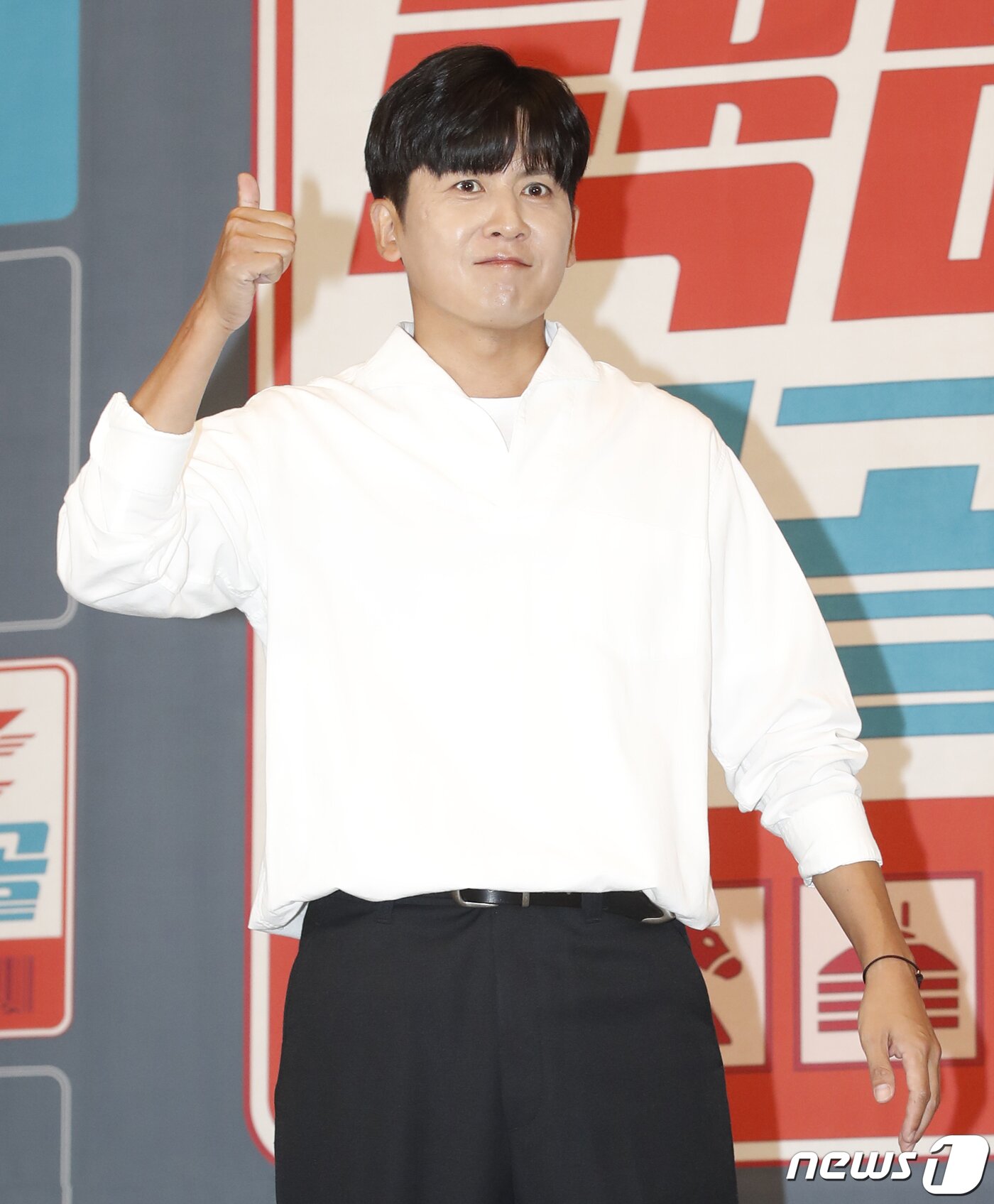 본문 이미지 - 가수 홍경민이 2일 서울 서초구 더리버사이드호텔에서 열린 JTBC 새 예능 '택배는 몽골몽골' 제작발표회에서 포즈를 취하고 있다. ‘택배는 몽골몽골’은 용띠 절친 김종국, 장혁, 차태현, 홍경민, 홍경인과 열다섯 살 차이 나는 막내 강훈이 택배 배송을 위해 떠난 몽골에서 고군분투하는 케미 폭발 여행기다. 2023.8.2/뉴스1 ⓒ News1 권현진 기자