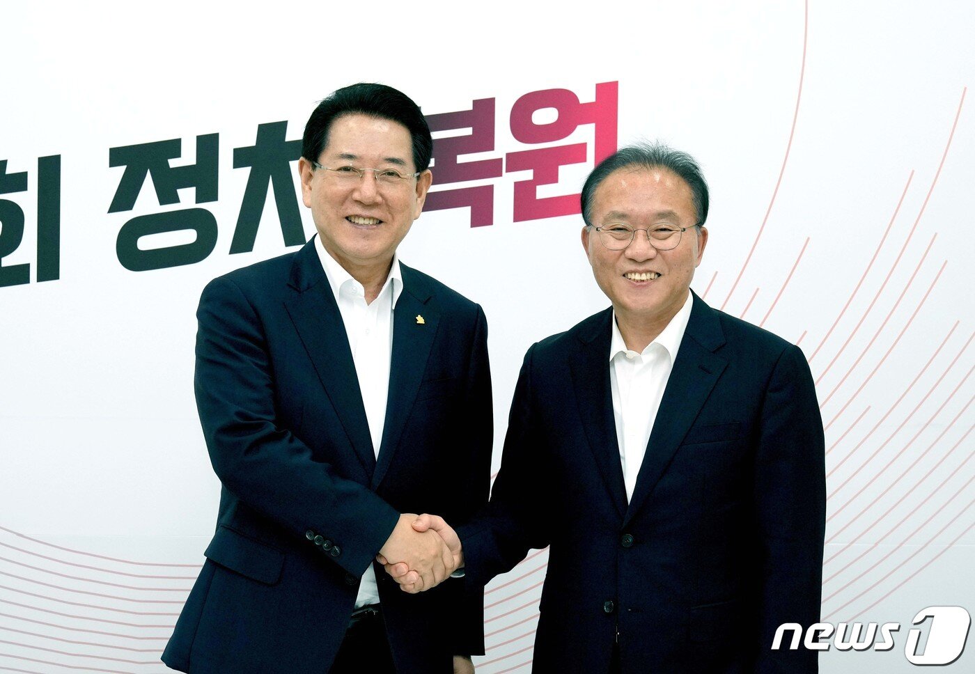 본문 이미지 - 김영록 전남도지사(왼쪽)가 2일 오후 국회를 찾아 윤재옥 국민의힘 원내대표에게 도정 현안 해결과 국고 확보를 위한 국회 차원의 협조를 요청하고 있다. (전남도 제공) 2023.8.2/뉴스1