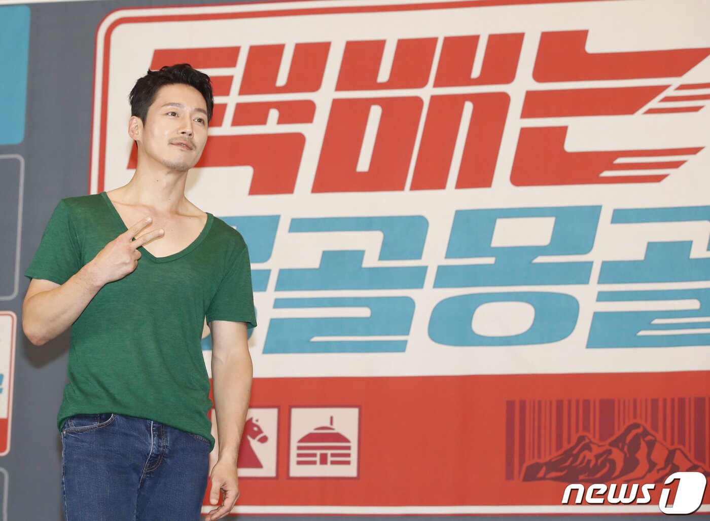 본문 이미지 - 배우 장혁이 2일 서울 서초구 더리버사이드호텔에서 열린 JTBC 새 예능 '택배는 몽골몽골' 제작발표회에서 포즈를 취하고 있다. ‘택배는 몽골몽골’은 용띠 절친 김종국, 장혁, 차태현, 홍경민, 홍경인과 열다섯 살 차이 나는 막내 강훈이 택배 배송을 위해 떠난 몽골에서 고군분투하는 케미 폭발 여행기다. 2023.8.2/뉴스1 ⓒ News1 권현진 기자