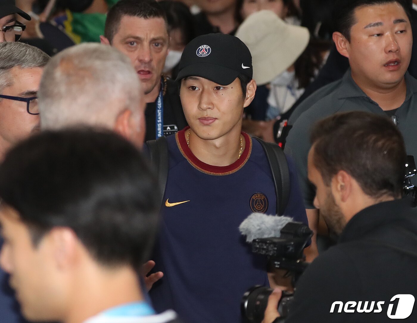 본문 이미지 - 프리시즌 투어를 위해 방한한 파리 생제르맹(PSG) 이강인이 2일 오후 김해국제공항을 통해 입국하고 있다. 루이스 엔리케 감독을 비롯해 네이마르, 이강인, 마르퀴뇨스, 지안루이지 돈나룸마, 아슈라프 하키미 등 PSG 선수들은 쿠팡플레이 3차전을 통해 오는 3일 K리그1 전북 현대와 부산아시아드주경기장에서 맞붙는다. 2023.8.2/뉴스1 ⓒ News1 윤일지 기자