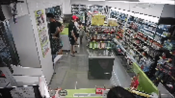 본문 이미지 - 계산대에 물건을 집어던지는 아이 아빠. ('보배드림' 갈무리)