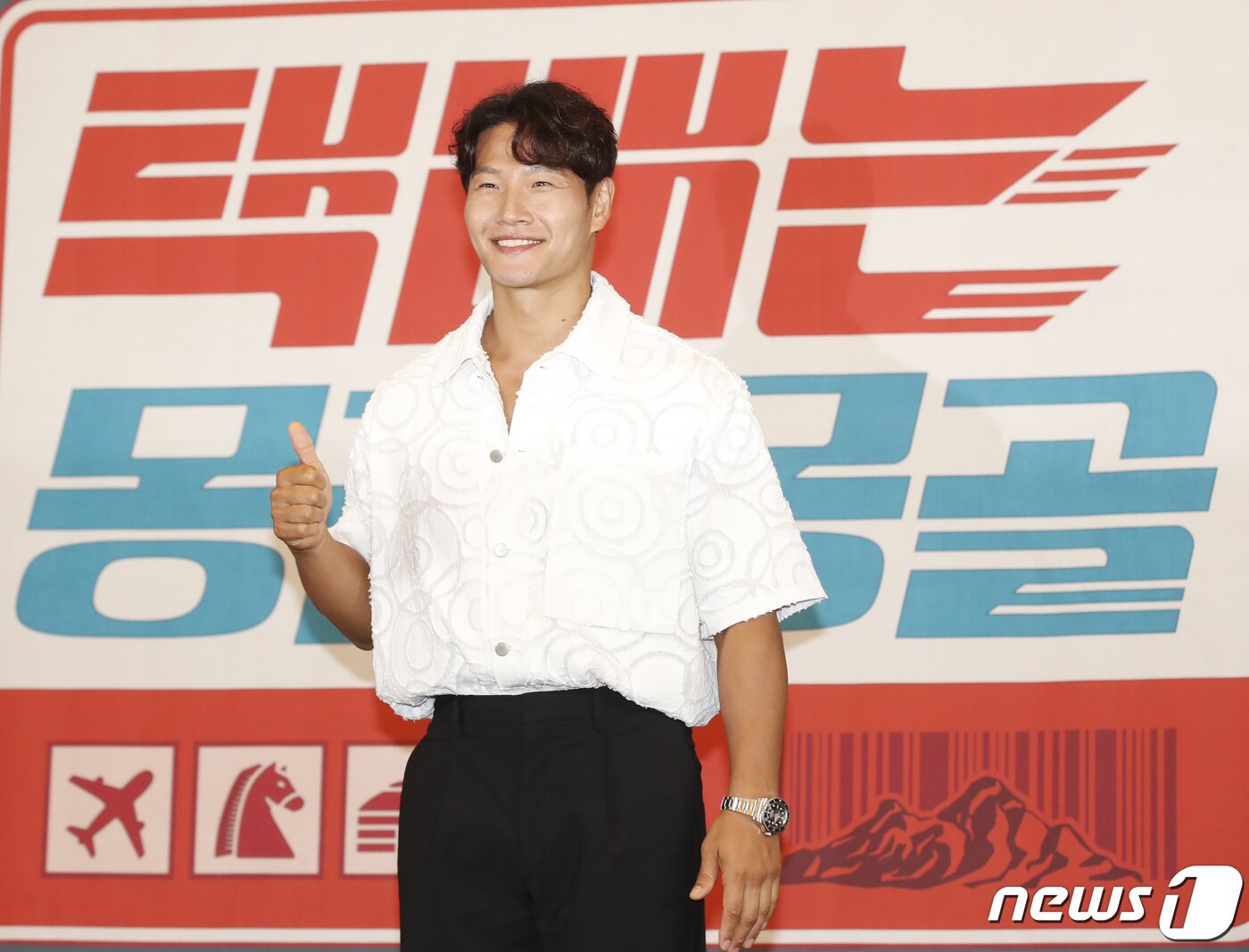 본문 이미지 - 가수 김종국이 2일 서울 서초구 더리버사이드호텔에서 열린 JTBC 새 예능 '택배는 몽골몽골' 제작발표회에서 포즈를 취하고 있다. ‘택배는 몽골몽골’은 용띠 절친 김종국, 장혁, 차태현, 홍경민, 홍경인과 열다섯 살 차이 나는 막내 강훈이 택배 배송을 위해 떠난 몽골에서 고군분투하는 케미 폭발 여행기다. 2023.8.2/뉴스1 ⓒ News1 권현진 기자