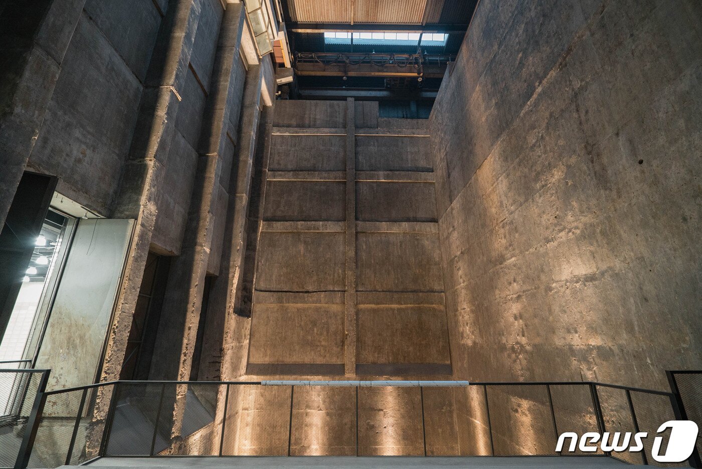 본문 이미지 - 과거 쓰레기 저장고로 쓰였던 부천아트벙커B39 내부 모습. 이름에 쓰인 숫자 39는 이곳의 높이 39m에서 따왔다.(부천시 제공)/ 뉴스1
