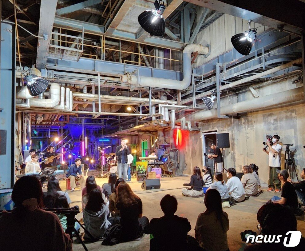 본문 이미지 - 부천아트벙커B39에서 음악 예능프로그램 ‘비긴어게인 오픈마이크’를 촬영하고 있다.(부천시 제공)/뉴스1