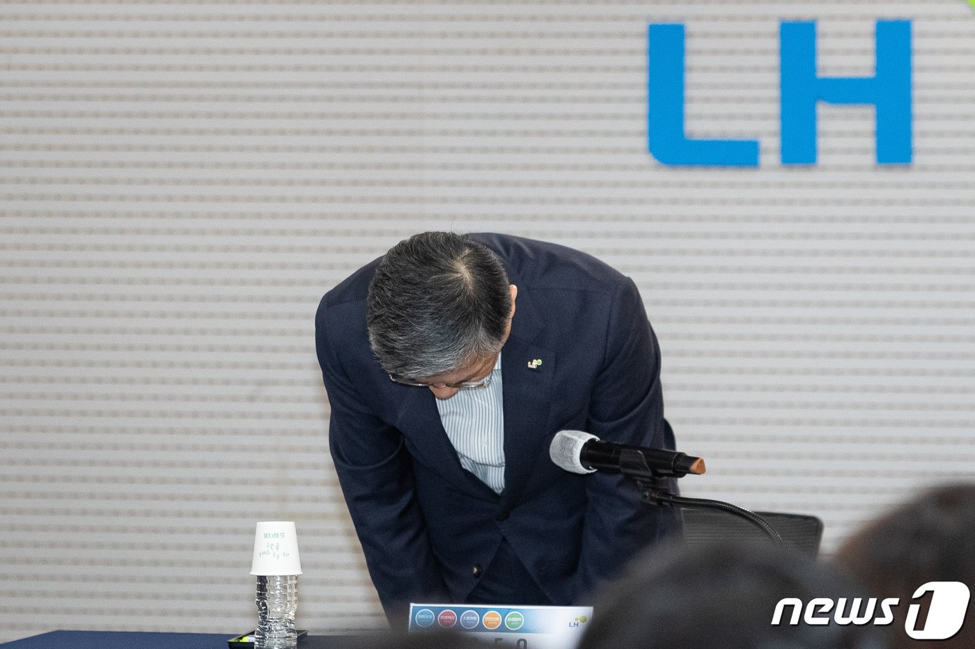 본문 이미지 - 이한준 한국토지주택공사&#40;LH&#41; 사장이 2일 서울 강남구 LH 서울지역본부에서 열린 건설카르텔과 부실시공 근절을 위한 LH 책임관계자 긴급대책회의에 앞서 고개 숙여 사과하고 있다. 2023.8.2/뉴스1 ⓒ News1 유승관 기자