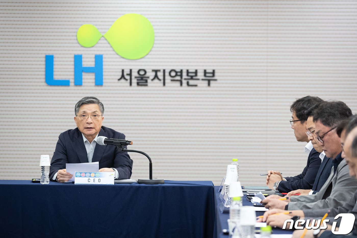 본문 이미지 - 이한준 한국토지주택공사&#40;LH&#41; 사장이 2일 서울 강남구 LH 서울지역본부에서 열린 건설카르텔과 부실시공 근절을 위한 LH 책임관계자 긴급대책회의에서 모두 발언을 하고 있다. 2023.8.2/뉴스1 ⓒ News1 유승관 기자