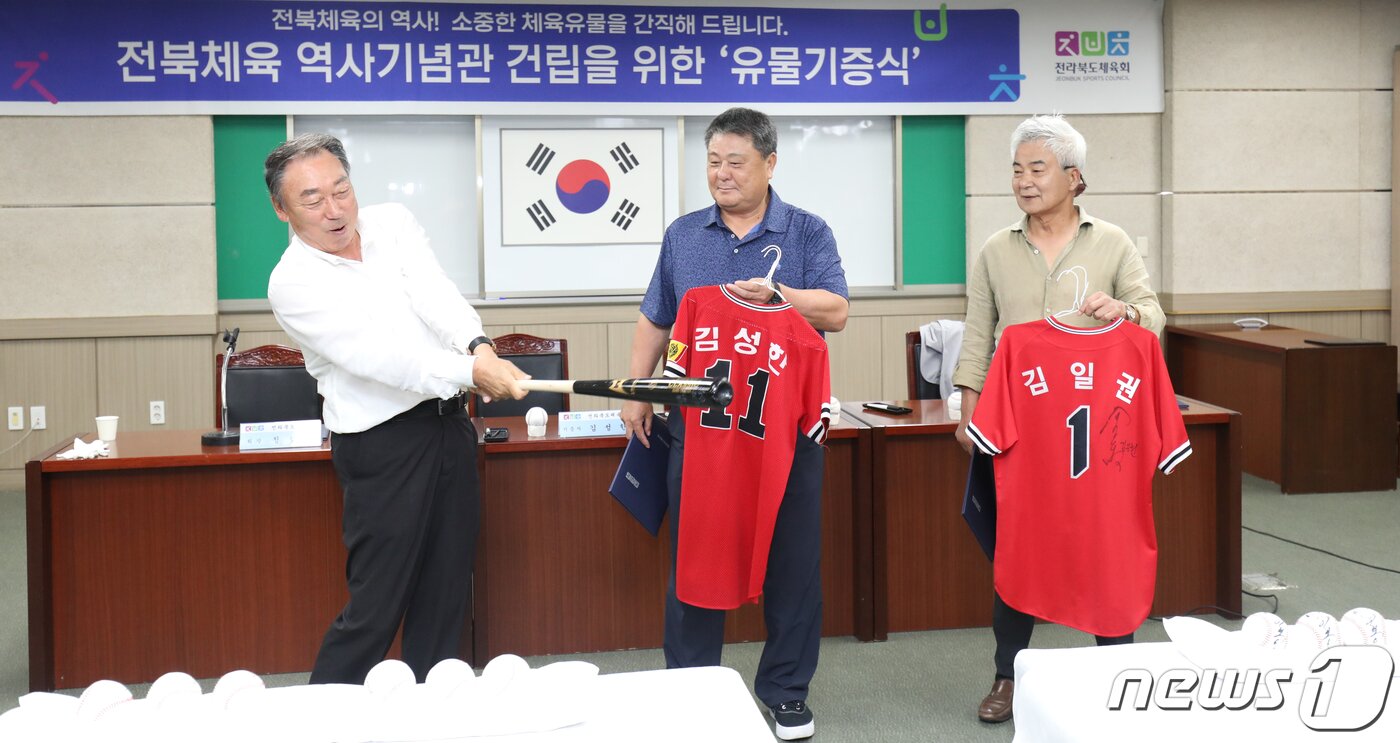 본문 이미지 - 2일 전북 전주시 전라북도체육회 대회의실에서 열린 전북체육 역사기념관 건립을 위한 '유물기증식'에서 기증품을 보이고 있다. 왼쪽부터 전북 출신 야구 스타 김봉연, 김성한, 김일권. 2023.8.2/뉴스1 ⓒ News1 유경석 기자