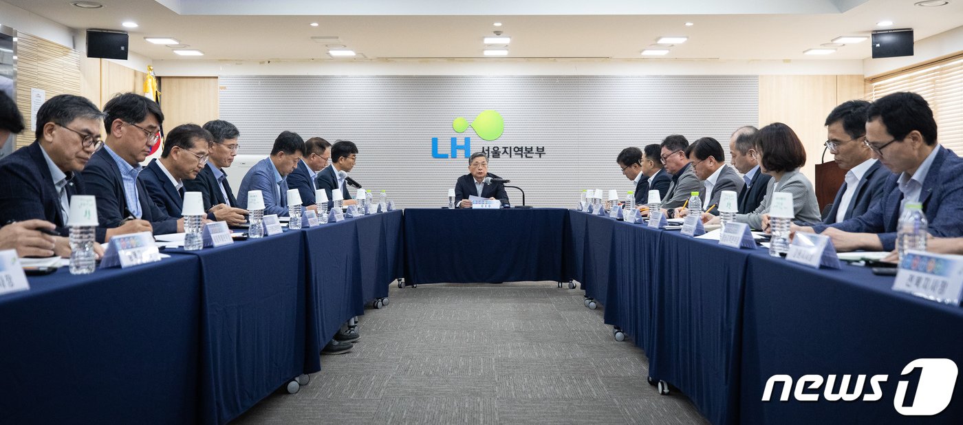 이한준 한국토지주택공사&#40;LH&#41; 사장이 2일 서울 강남구 LH 서울지역본부에서 열린 건설카르텔과 부실시공 근절을 위한 LH 책임관계자 긴급대책회의에서 모두 발언을 하고 있다. 2023.8.2/뉴스1 ⓒ News1 유승관 기자