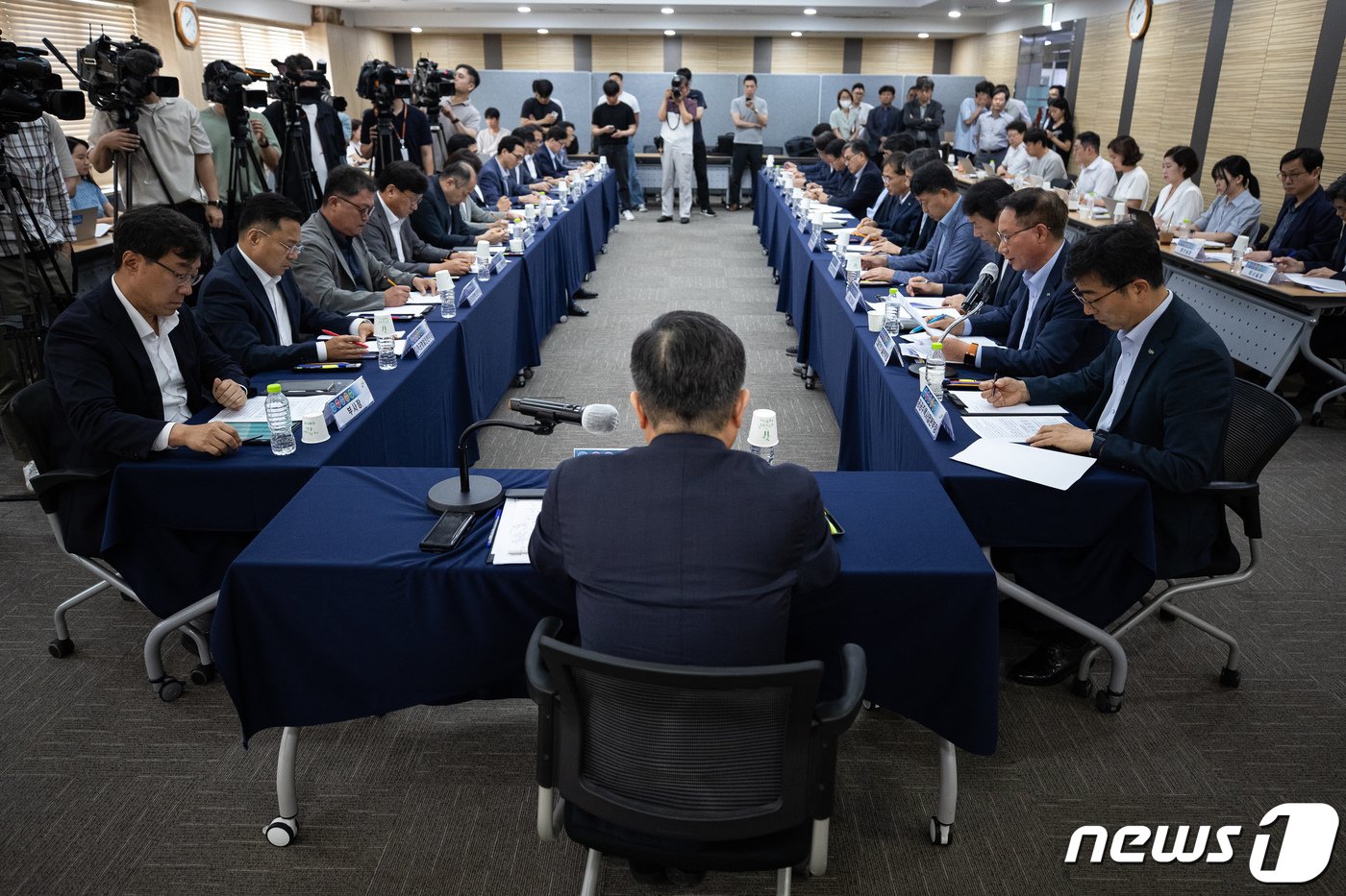 본문 이미지 - 2일 서울 강남구 LH 서울지역본부에서 이한준 한국토지주택공사&#40;LH&#41; 사장 주재 건설카르텔과 부실시공 근절을 위한 LH 책임관계자 긴급대책회의가 열리고 있다. 2023.8.2/뉴스1 ⓒ News1 유승관 기자