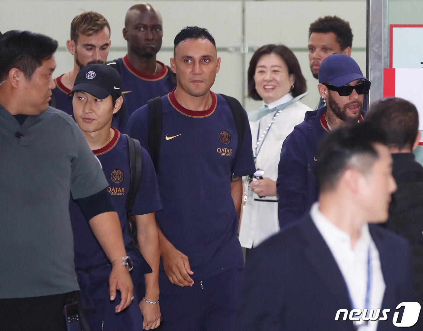 본문 이미지 - 프리시즌 투어를 위해 방한한 파리 생제르맹(PSG) 이강인과 네이마르가 2일 오후 김해국제공항을 통해 입국하고 있다. 루이스 엔리케 감독을 비롯해 네이마르, 이강인, 마르퀴뇨스, 지안루이지 돈나룸마, 아슈라프 하키미 등 PSG 선수들은 쿠팡플레이 3차전을 통해 오는 3일 K리그1 전북 현대와 부산아시아드주경기장에서 맞붙는다. 2023.8.2/뉴스1 ⓒ News1 윤일지 기자