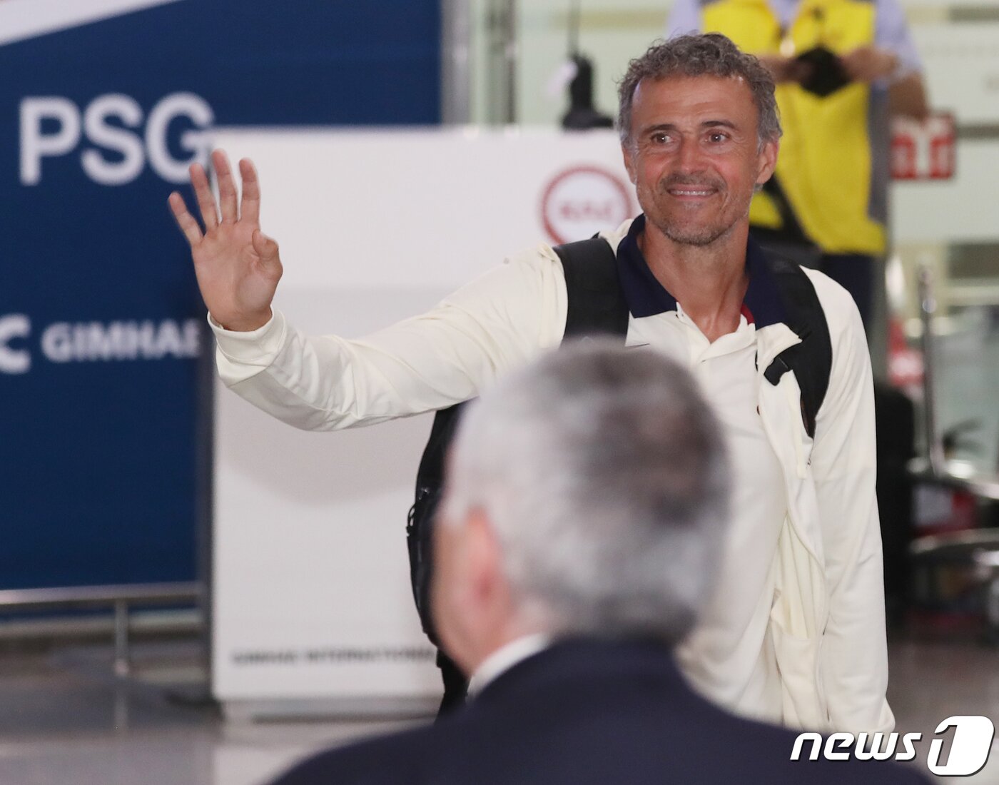 본문 이미지 - 프리시즌 투어를 위해 방한한 파리 생제르맹(PSG) 루이스 엔리케 감독이 2일 오후 김해국제공항을 통해 입국하고 있다. 루이스 엔리케 감독을 비롯해 네이마르, 이강인, 마르퀴뇨스, 지안루이지 돈나룸마, 아슈라프 하키미 등 PSG 선수들은 쿠팡플레이 3차전을 통해 오는 3일 K리그1 전북 현대와 부산아시아드주경기장에서 맞붙는다. 2023.8.2/뉴스1 ⓒ News1 윤일지 기자