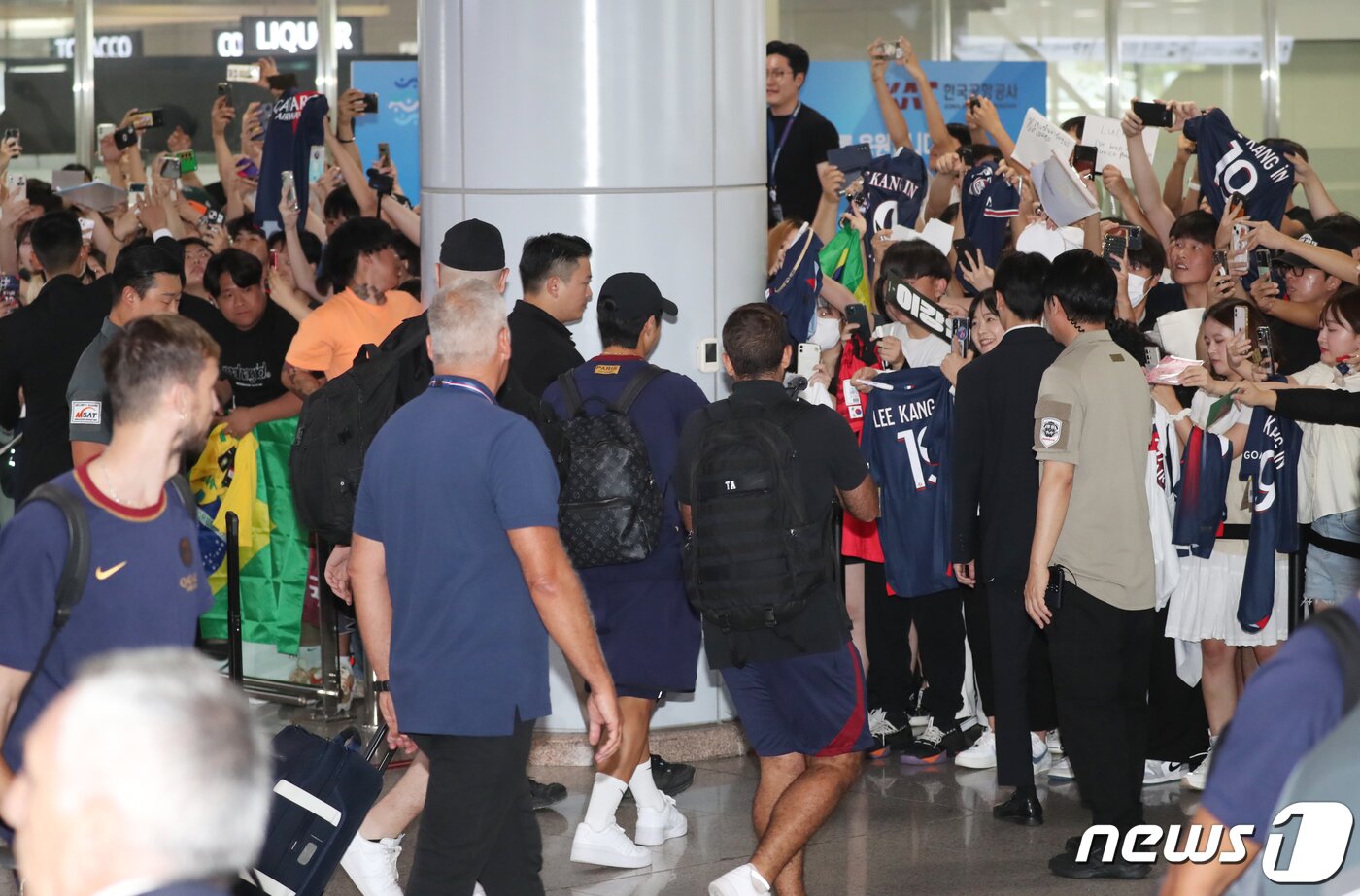 본문 이미지 - 프리시즌 투어를 위해 방한한 파리 생제르맹(PSG) 이강인이 2일 오후 김해국제공항을 통해 입국해 팬들에게 인사하고 있다. 루이스 엔리케 감독을 비롯해 네이마르, 이강인, 마르퀴뇨스, 지안루이지 돈나룸마, 아슈라프 하키미 등 PSG 선수들은 쿠팡플레이 3차전을 통해 오는 3일 K리그1 전북 현대와 부산아시아드주경기장에서 맞붙는다. 2023.8.2/뉴스1 ⓒ News1 윤일지 기자