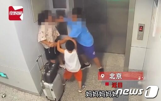 소년이 어머니를 밀치는 장면. 동생이 이를 말리고 있다. - 웨이보 갈무리
