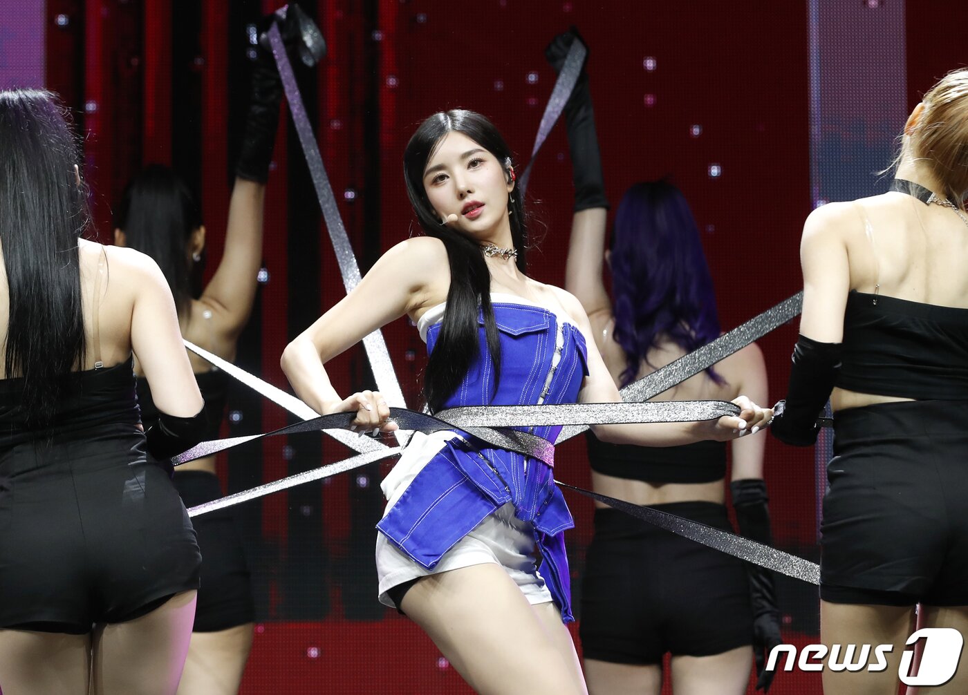 본문 이미지 - 가수 권은비가 2일 서울 용산구 블루스퀘어 마스터카드홀에서 가진 첫 번째 싱글 '더 플래시(The Flash)' 발매 쇼케이스에서 신곡을 선보이고 있다. ⓒ News1 권현진 기자