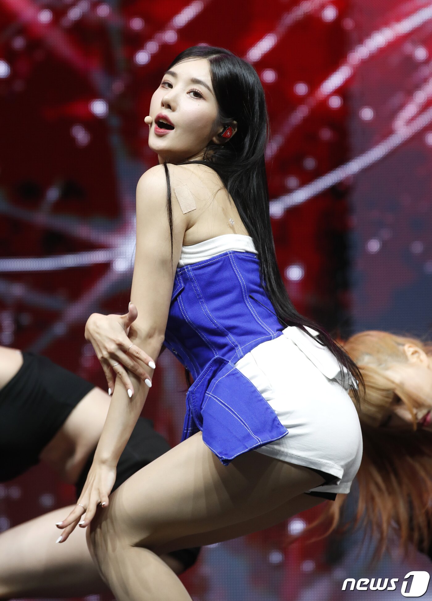 본문 이미지 - 가수 권은비가 2일 서울 용산구 블루스퀘어 마스터카드홀에서 가진 첫 번째 싱글 '더 플래시(The Flash)' 발매 쇼케이스에서 멋진 무대로 시선을 사로잡고 있다. ⓒ News1 권현진 기자