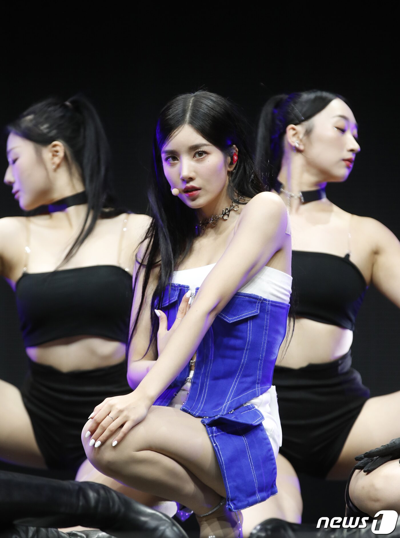 본문 이미지 - 가수 권은비가 2일 서울 용산구 블루스퀘어 마스터카드홀에서 가진 첫 번째 싱글 '더 플래시(The Flash)' 발매 쇼케이스에서 매혹적인 무대를 선보이고 있다. ⓒ News1 권현진 기자