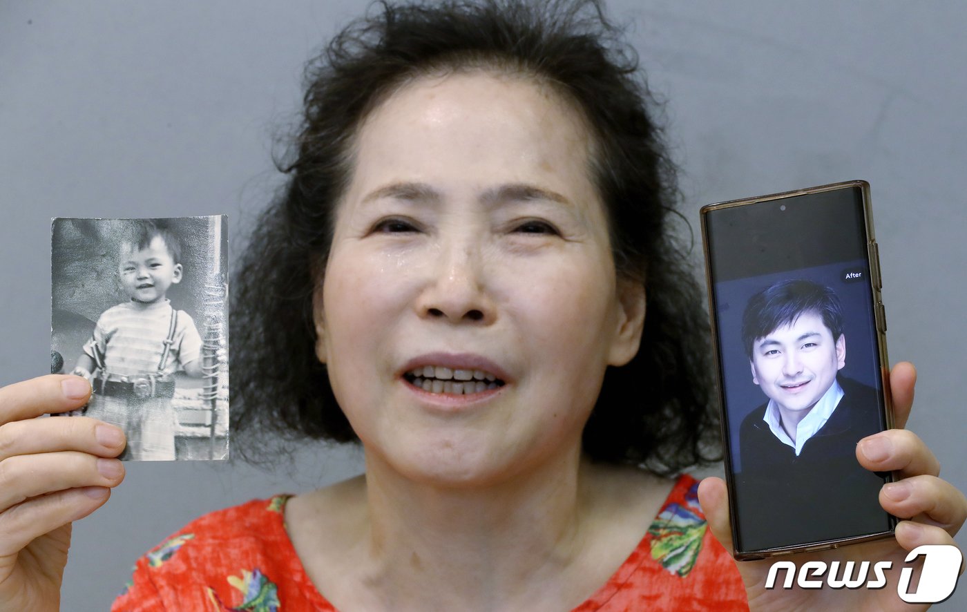 본문 이미지 - 최영자씨가 지난 2일 서울에 위치한 한 카페에서 뉴스1과 인터뷰 중 실종 뒤 최근 되찾은 장남 백상열씨의 과거와 현재 모습을 보여주고 있다. 2023.8.2/뉴스1 ⓒ News1 장수영 기자