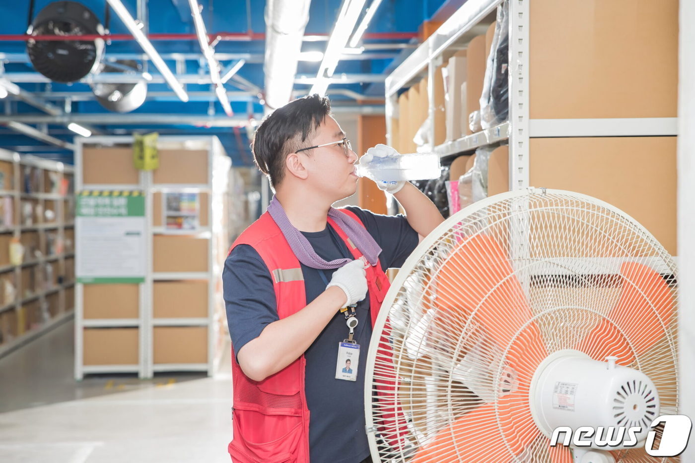 본문 이미지 - 쿠팡 근무자가 쿨링 타월을 두르고 휴식을 취하고 있다.(쿠팡 제공)
