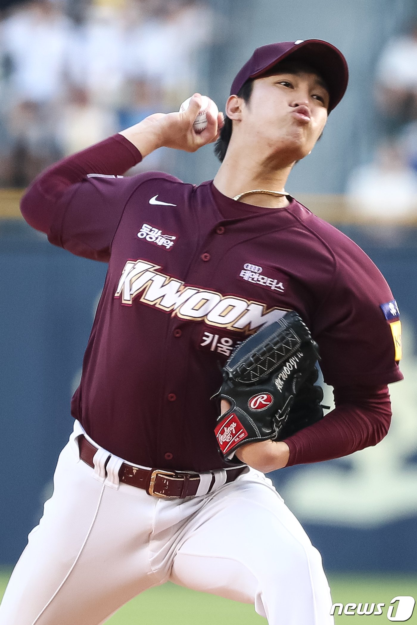 본문 이미지 - 2일 서울 송파구 잠실야구장에서 열린 프로야구 &#39;2023 신한 SOL KBO리그&#39; 키움 히어로즈와 LG 트윈스의 경기, 1회말 키움 선발 안우진이 역투하고 있다. 2023.8.2/뉴스1 ⓒ News1 유승관 기자